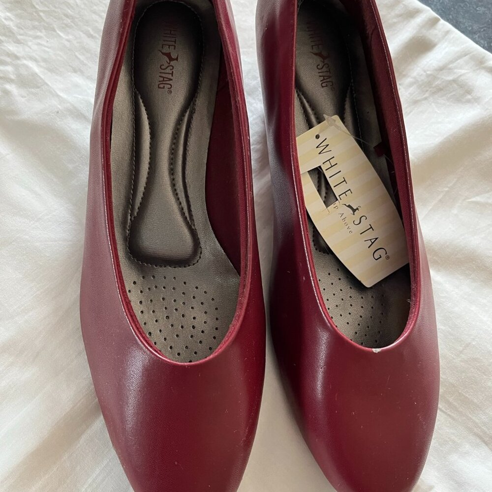 NWT Women's White Stag WINE pumps - size 10 with 1 1/2 inch heel